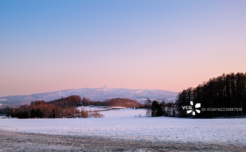 宁泽湖雪地中的宁静场景图片素材