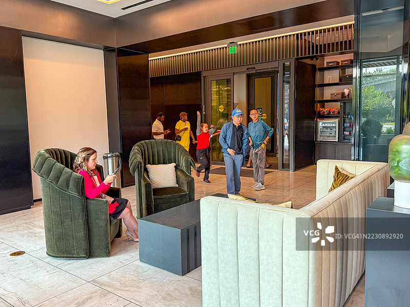 华盛顿特区酒店大堂休息室内放松的女性图片素材