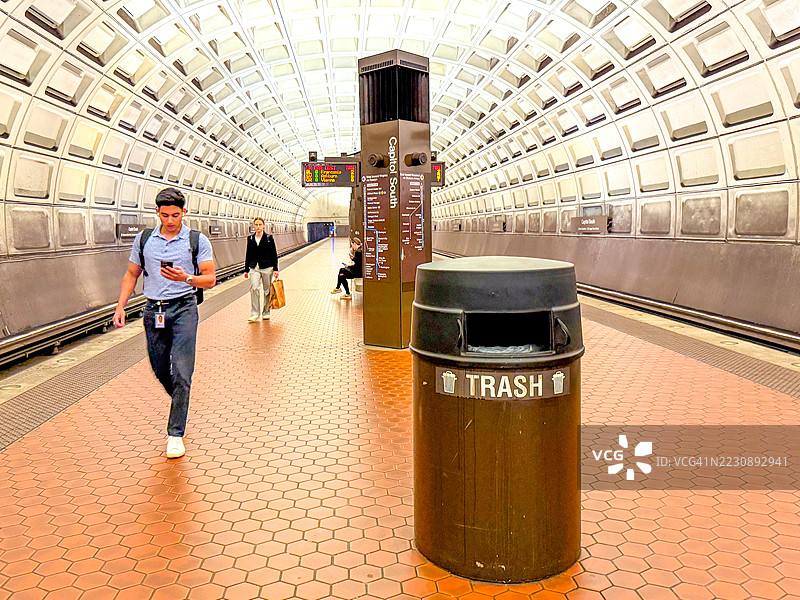 华盛顿特区地铁站台上的男女乘客图片素材