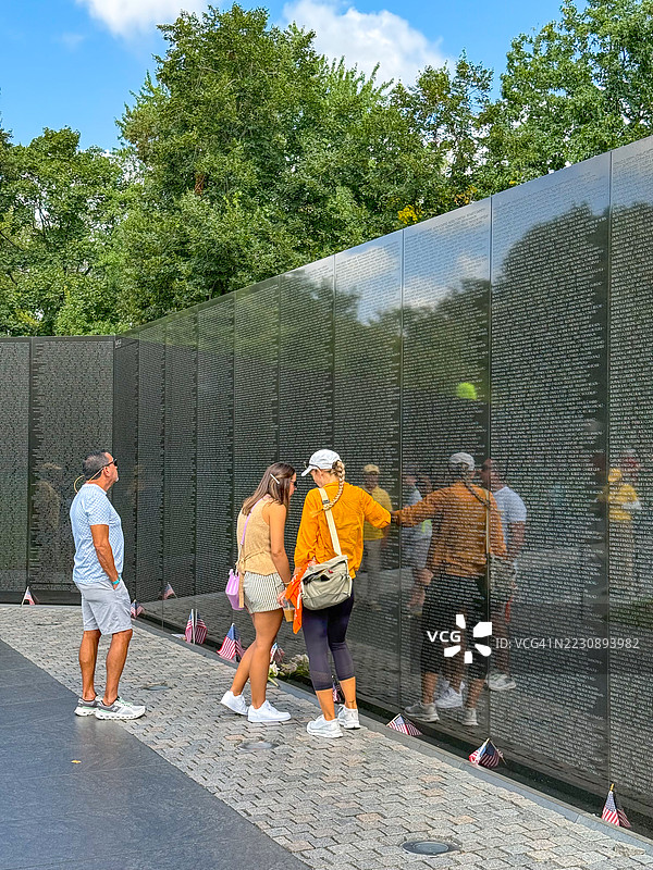 华盛顿特区越南战争纪念碑的游客图片素材