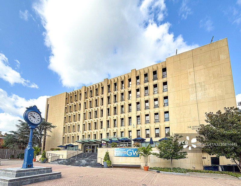 乔治华盛顿大学华盛顿特区校园内的盖尔曼图书馆附近的钟表图片素材