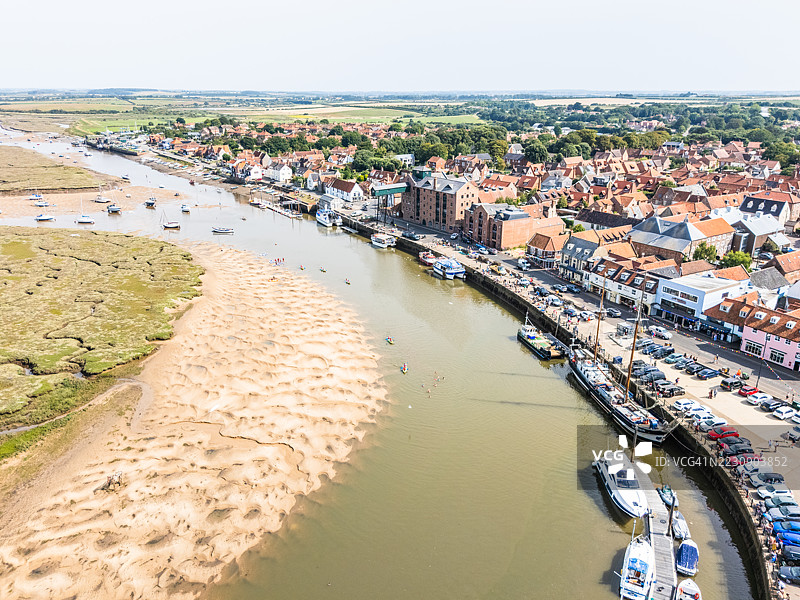 救生艇上的马图片素材