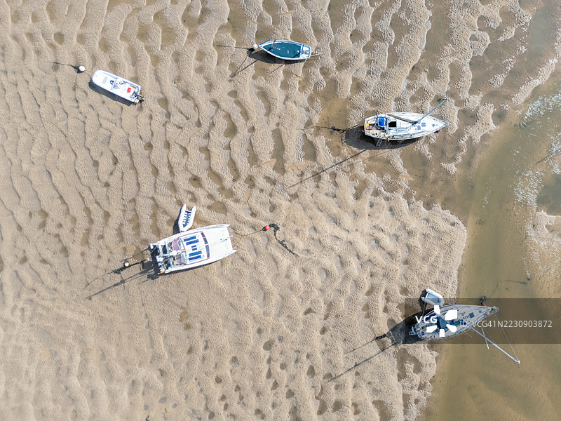 低潮时的威尔斯下海港的船只图片素材