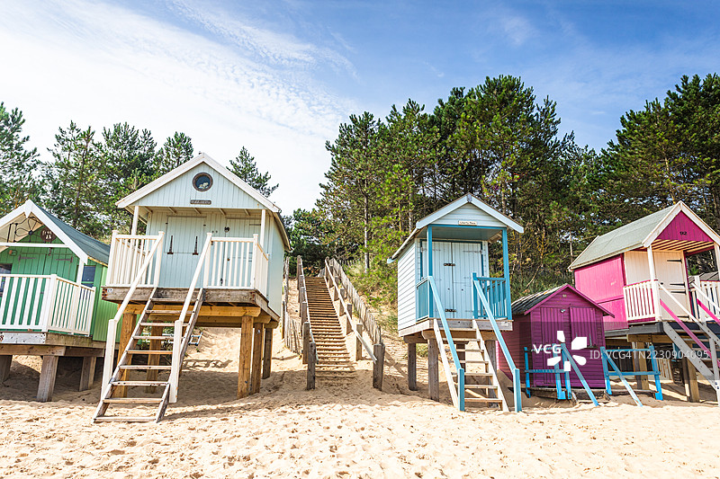威尔斯下海的五彩缤纷的海滩小屋图片素材