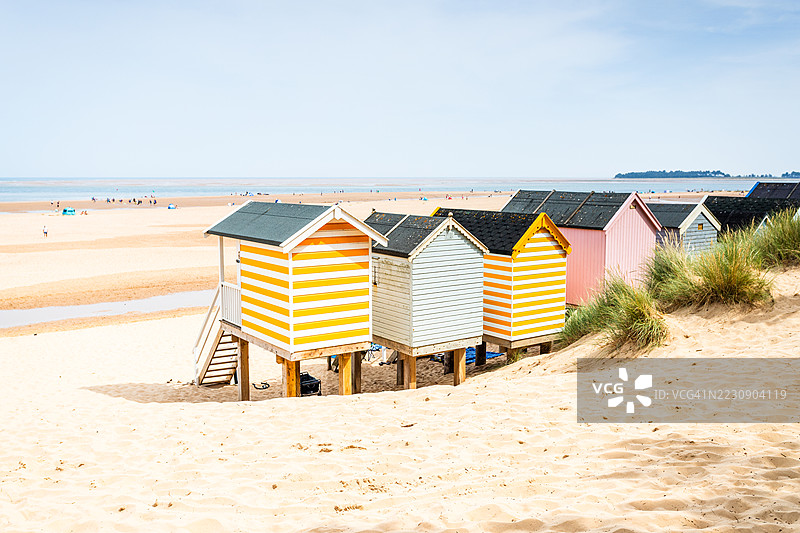 条纹海滩小屋图片素材