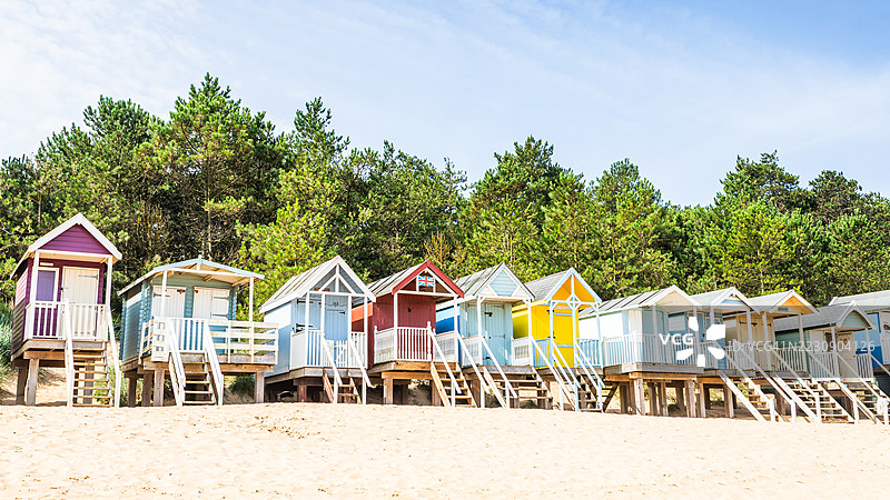 威尔斯海滩旁色彩斑斓的海滩小屋图片素材