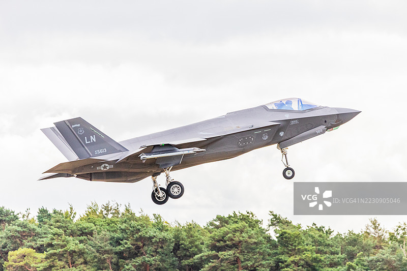 F-35A 闪电 II 着陆图片素材
