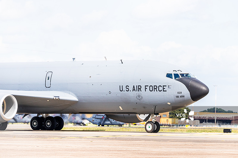 波音KC-135R正在滑行离开跑道图片素材