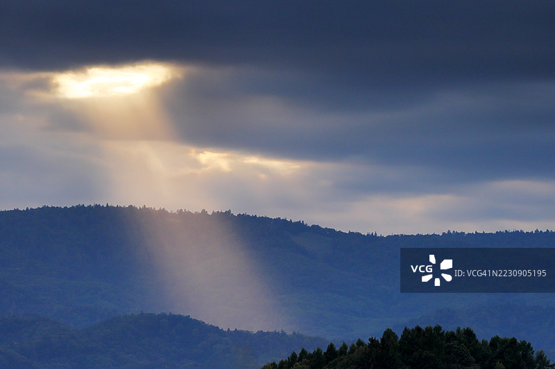 一束光线穿透云层图片素材