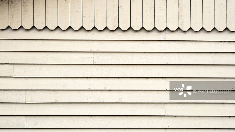白色油漆和做旧处理的木板墙特写。全画幅 16x9。法国上萨瓦省埃维昂莱班。阳光。自然色彩。图片素材