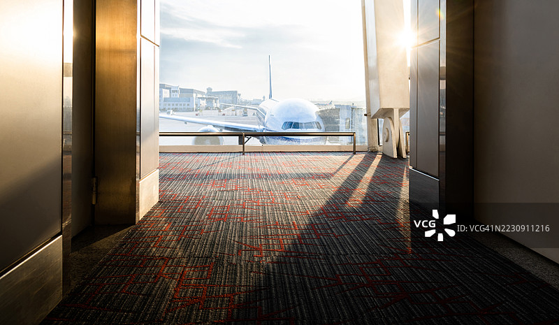机场航站楼内的空荡走廊图片素材