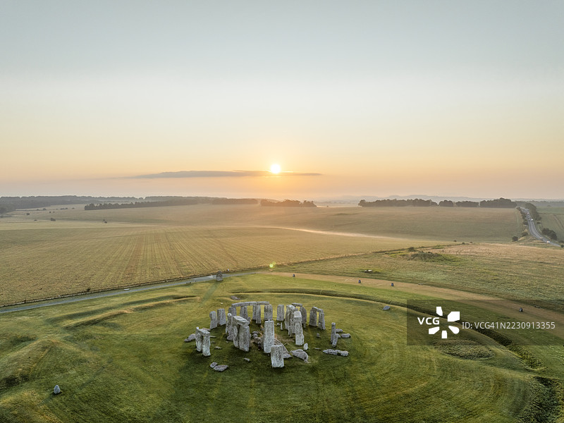 日出时分的巨石阵高空视角图片素材