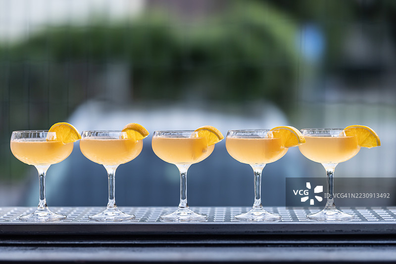 花园餐厅吧台上的五杯宇宙鸡尾酒图片素材