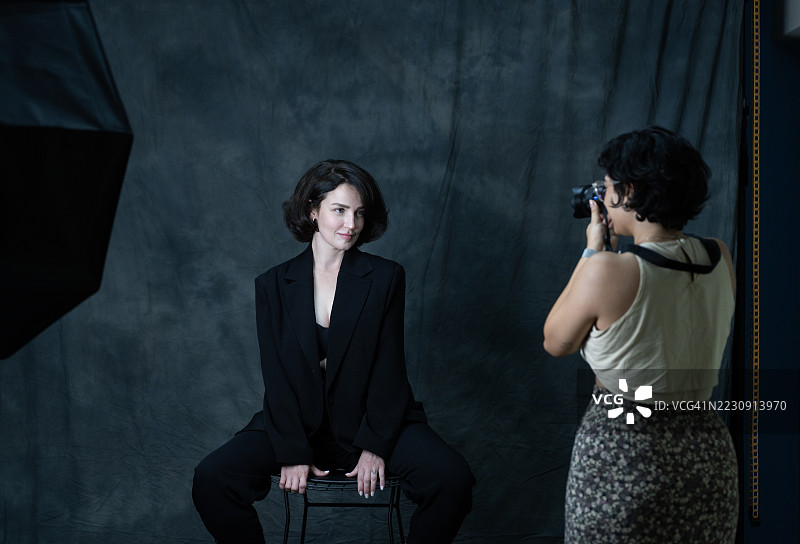 摄影棚肖像拍摄的幕后花絮图片素材