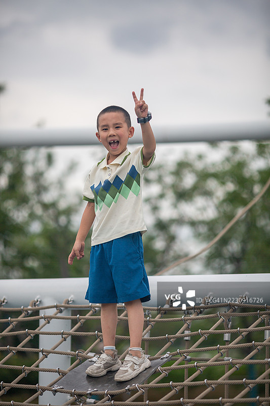 可爱的孩子们在公园里玩耍。图片素材