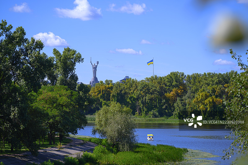 基辅夏季的乌克兰母亲纪念碑俯瞰第聂伯河图片素材
