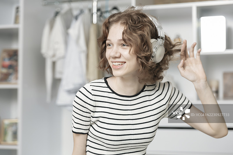 青少年在房间里听音乐跳舞图片素材