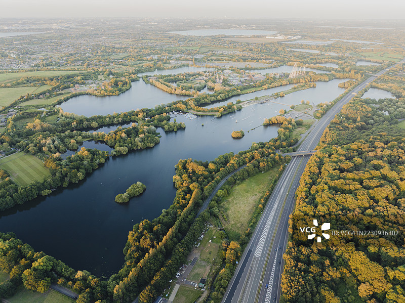 高速公路和乡村的空中日落景观图片素材