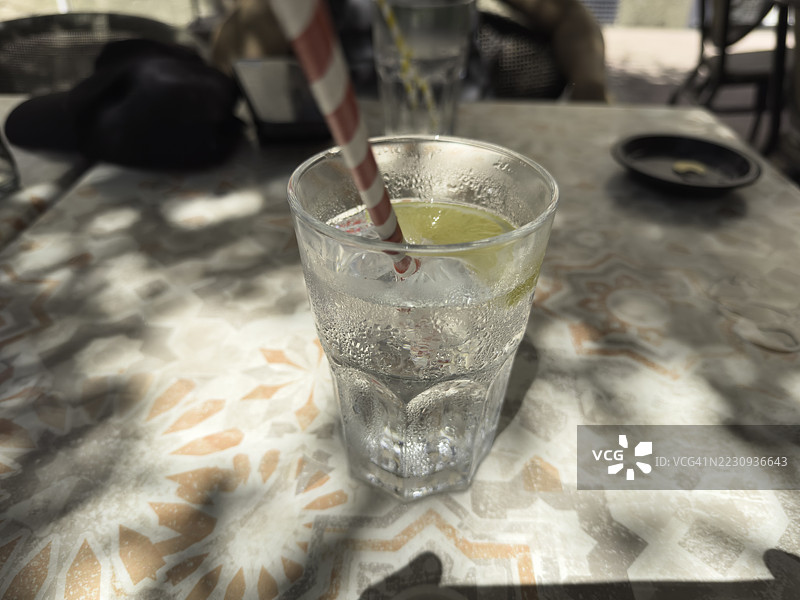 法国南部酒吧露台上的一杯气泡水放在桌子上图片素材