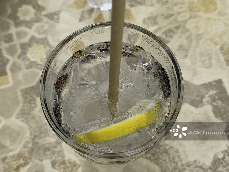 从法国南部一家酒吧的露台上俯瞰一杯气泡水放在桌子上的景象图片素材