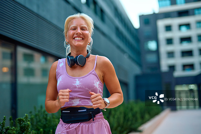 年轻的运动女性在城市中跑步图片素材