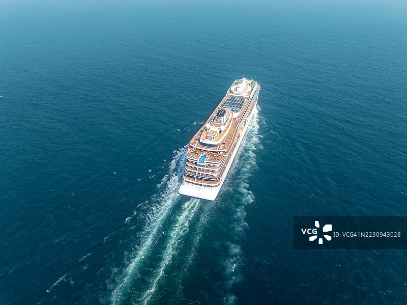 无人机航拍视角的“赵尚怡顿”客船（游轮）在海上航行图片素材