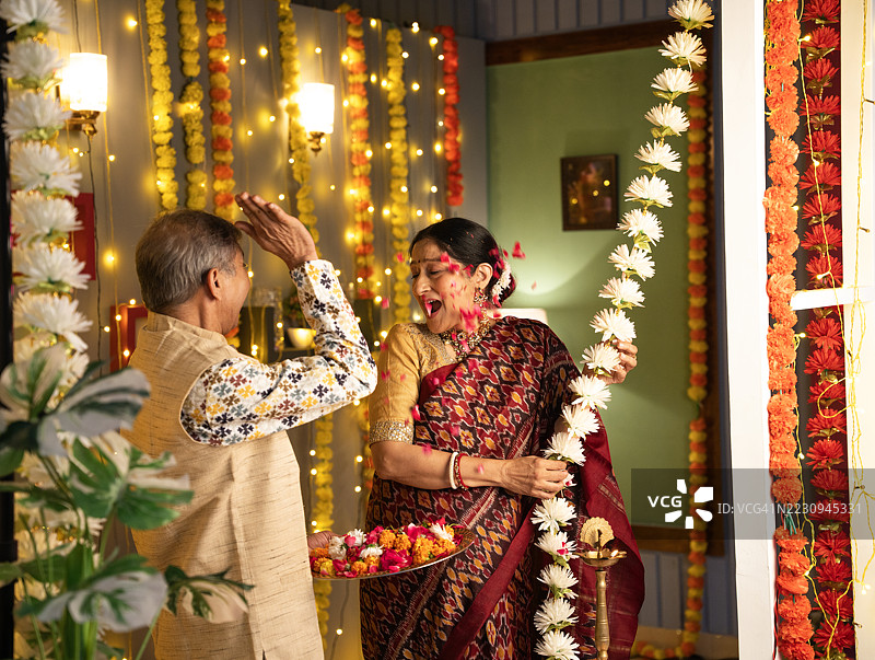 老年夫妇在家中享受排灯节的快乐图片素材