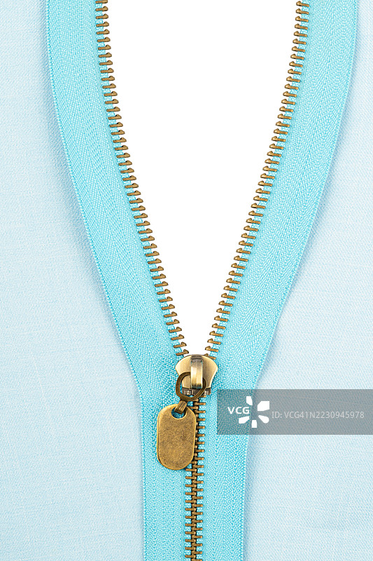 浅蓝色拉链半开，背景为白色。图片素材