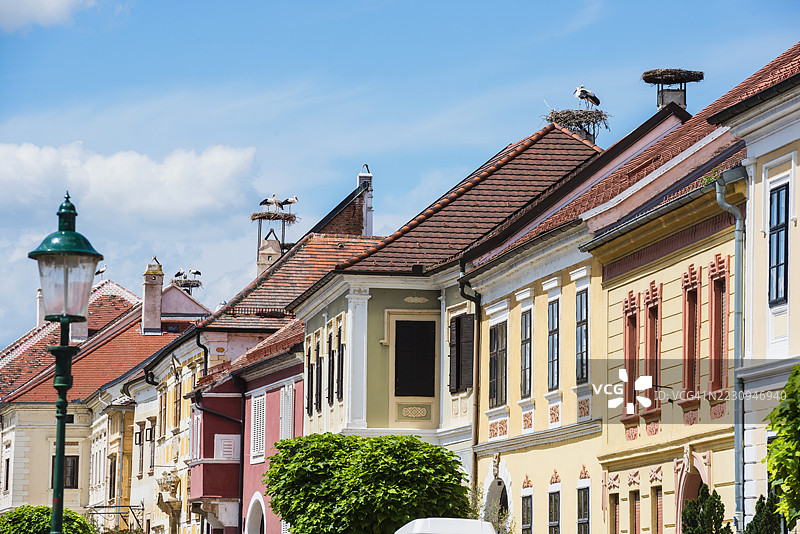 一排房屋，烟囱上的鹳，奥地利布尔根兰州的生锈景象图片素材