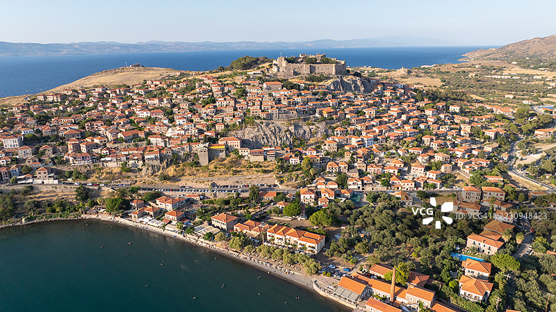 希腊莱斯博斯岛上的米西姆纳鸟瞰图图片素材