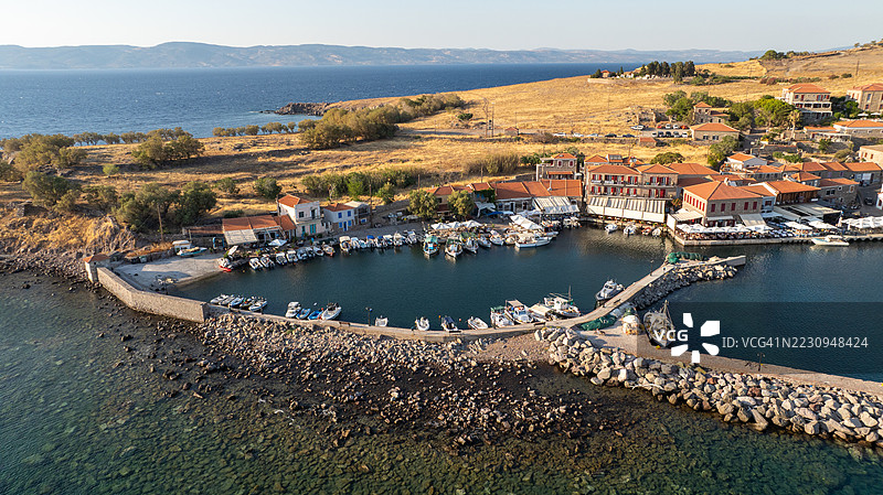 希腊莱斯博斯岛米西姆纳港口的鸟瞰图图片素材