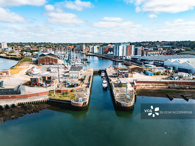 伊普斯威奇海滨，展示了船只在英格兰奥威尔河的闸门中穿行。图片素材