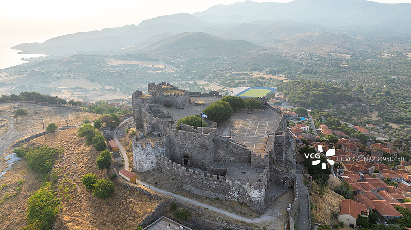 希腊莱斯博斯岛米西姆纳的城堡鸟瞰图图片素材