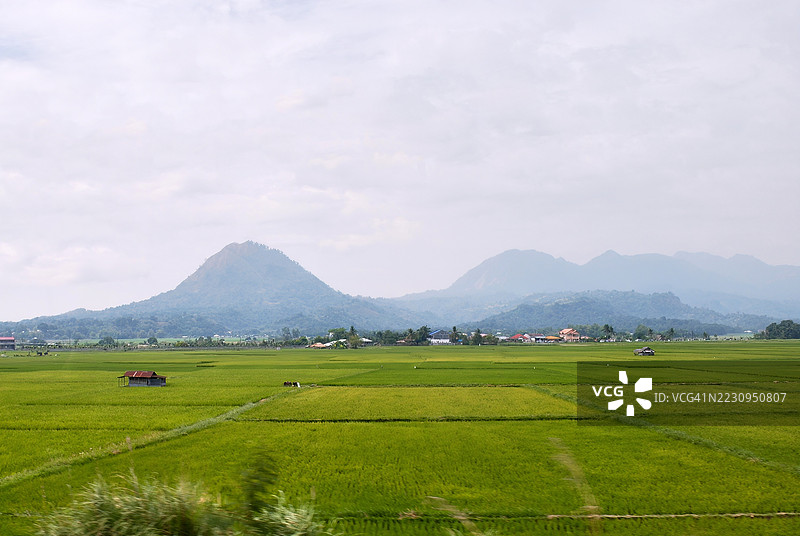 马拉西姆布山在云层下的剪影。图片素材