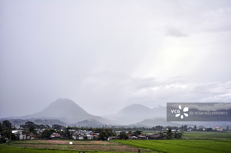 马拉西姆布山在云层下的剪影。图片素材