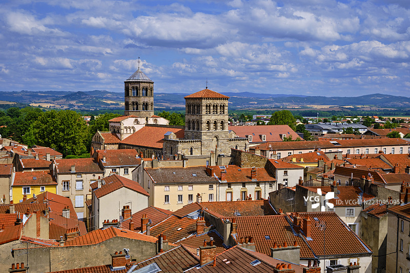 法国，普伊德多姆省，伊索尔，12世纪罗曼式圣奥斯特雷蒙教堂图片素材