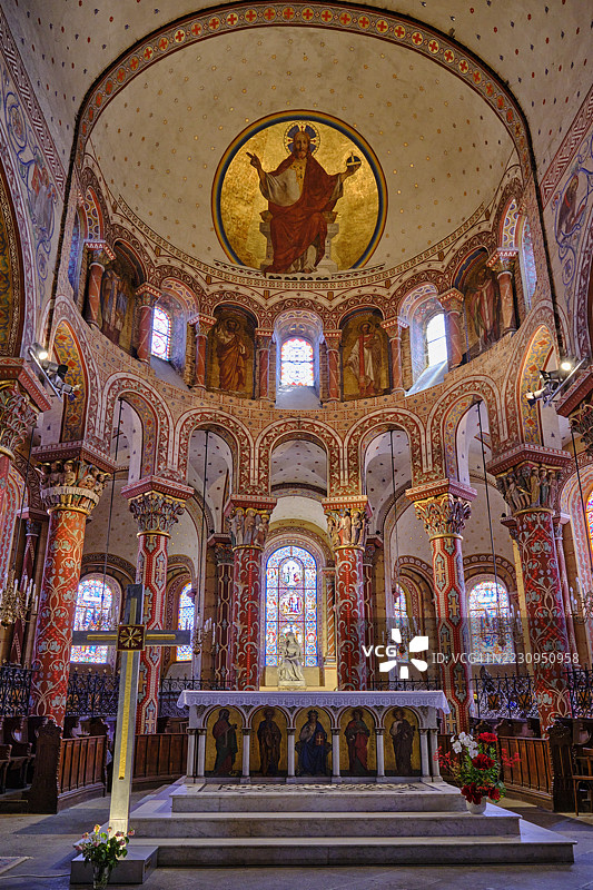 法国，普伊德多姆省，伊索尔，12世纪罗曼式圣奥斯特雷蒙教堂图片素材