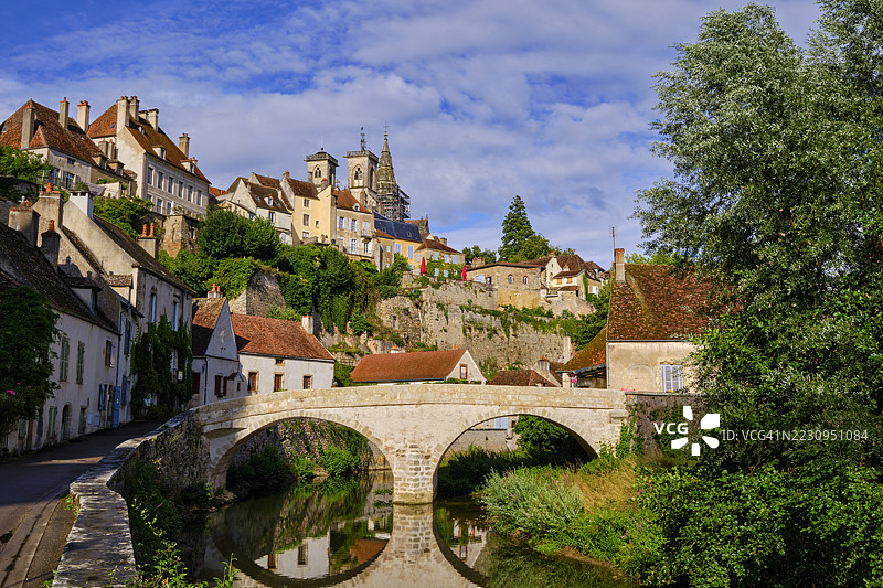 法国，科特迪尔省，塞穆尔昂奥克瓦， medieval town图片素材