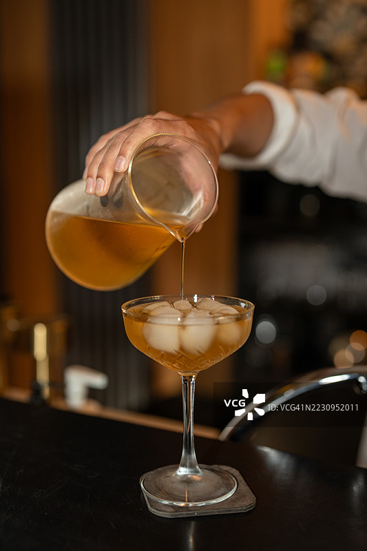 调酒师倒冰茶鸡尾酒图片素材