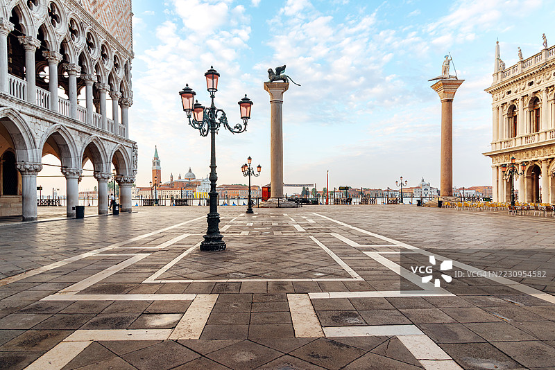 历史悠久的威尼斯广场，标志性建筑与迷人的清晨氛围图片素材