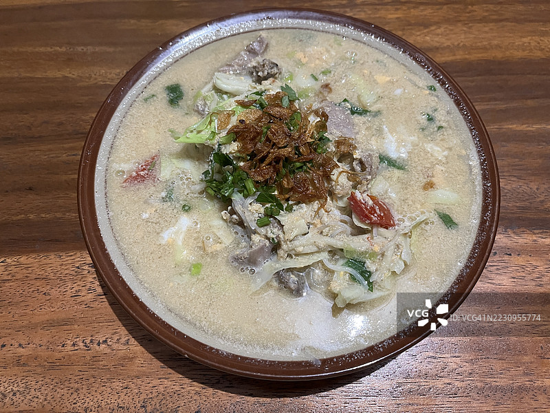 传统爪哇巴克米面条汤盛在碗中图片素材