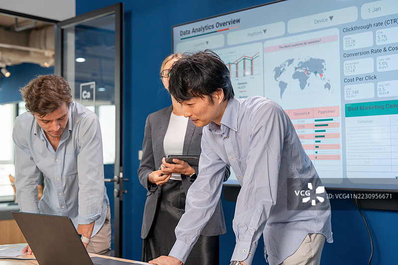 多种族群体进行数字战略和创新的头脑风暴。图片素材