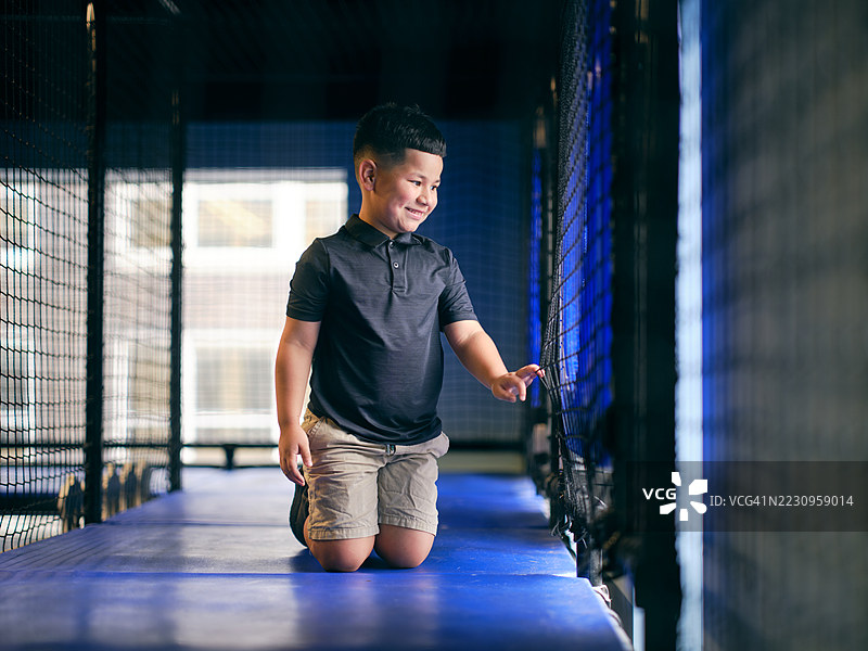 儿童博物馆内的儿童在游乐场玩耍图片素材