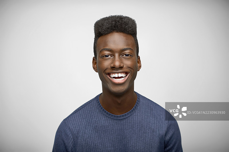 穿着休闲服的快乐男性店主肖像图片素材