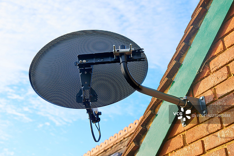 安装卫星天线。图片素材