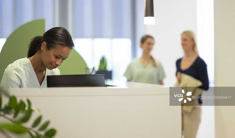 物理治疗中心的候诊室里满是患者图片素材