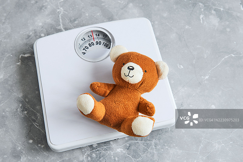 带有泰迪熊的浴室秤。图片素材