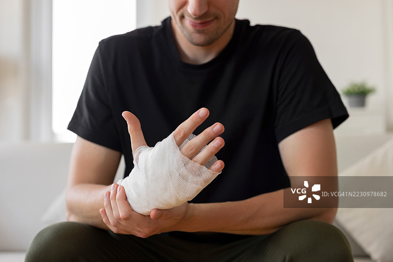 手腕骨折的男性，包扎着绷带图片素材