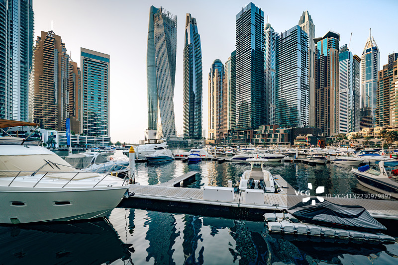 迪拜码头日出时的现代摩天大楼和海滨景观图片素材