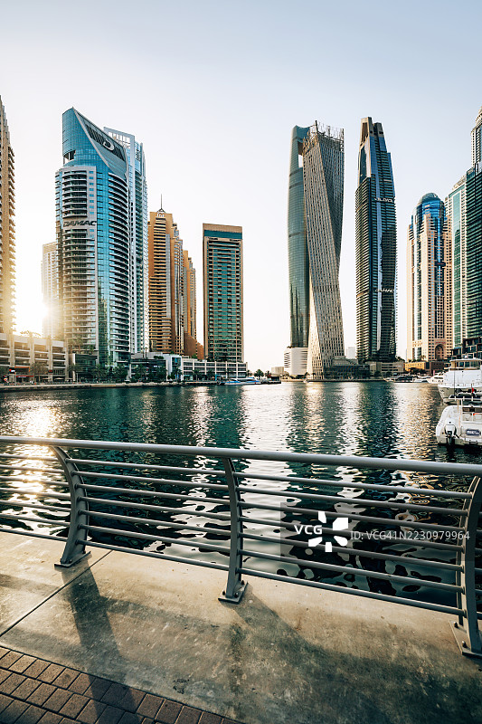 迪拜码头日出时的现代摩天大楼图片素材